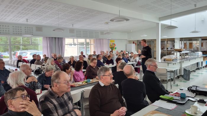 Yleisö kuunteli USA:n tilanteen vaikutusta Suomeen luentoa
