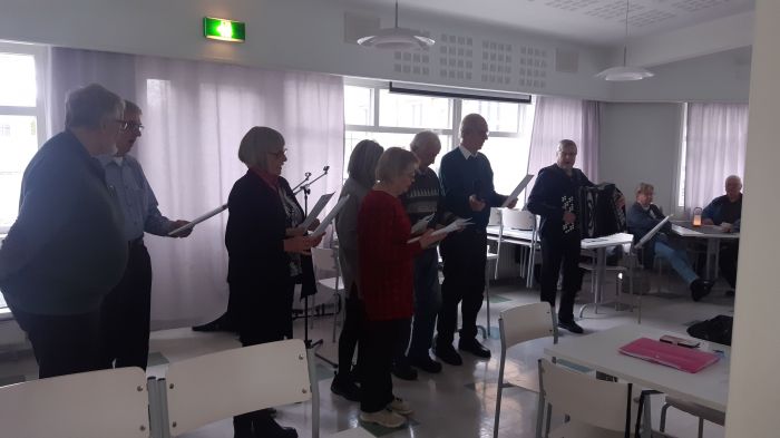 Pörriäisten lauluesitys Vanhan merirosvon kapakassa johtajana hanuritaiteilija Erkki Autio.
