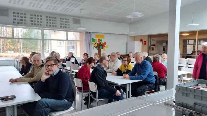 Eläkeläiset kuunteli esitystä mietteliäänä
