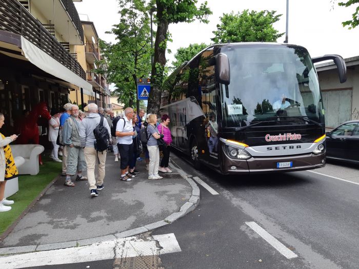 Hotellista lähtö bussilla
