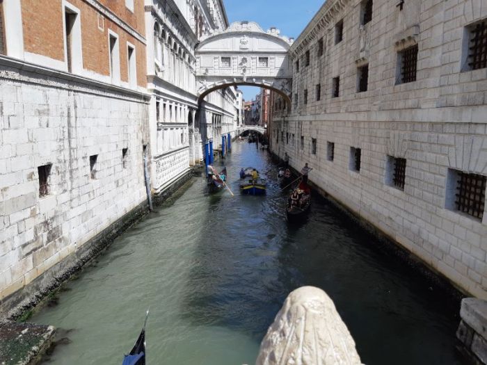 Huokausten silta Venetsiassa.
