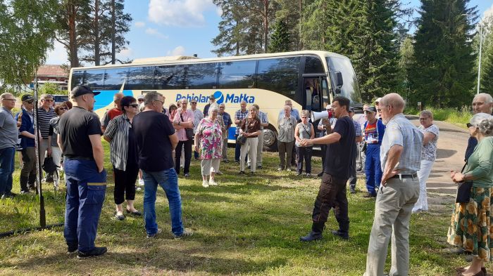 Opas esittelee Haapakosken ruukin historiaa
Ruukin omistaja Jari Väänänen oppaana.
