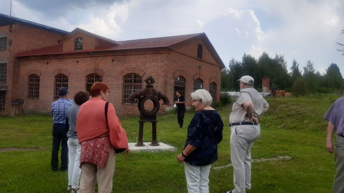 Ruukin työmiespatsas.
Aikaisemman kävijän tokaisu patsaasta: Työmiehellä on tyhjä nälkäinen vatsa.
