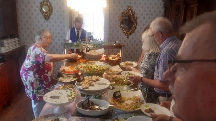 Pappilan herkullinen ruokatarjoilu
