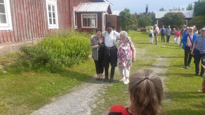 Pehtoori ja meidän umpimähkä vetäjät
Paikkana Farmi ohjelman tila
