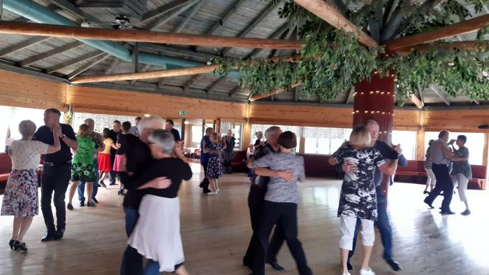 Valssilla aloitettiin
