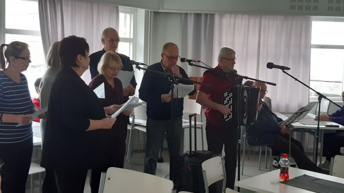 Lauluryhmä Pörriäiset
Poika varjoiseltakujalta, Aamu toi, iltavei sekä yhteislaulu.
