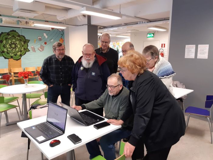 Opastusta tekoäyyn
Ompa mielenkiintoista. Seppo ja Marita opastavat miten tekoäly etsii tietokoneelle sanasta mitä se tarkoittaa.
