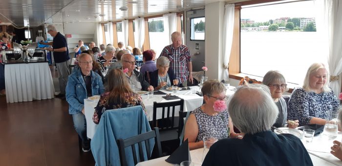 Maistuva lounas laivassa matkalla kesäteatteriin
