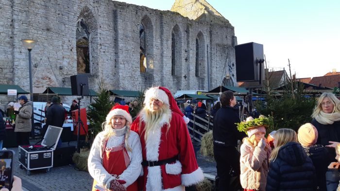 joulutorilla, taustalla näkyy pyhän Karinin kirkon rauniot

