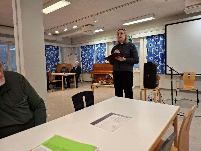 Pappi Jonna Kettunen puhui kokouksessa
