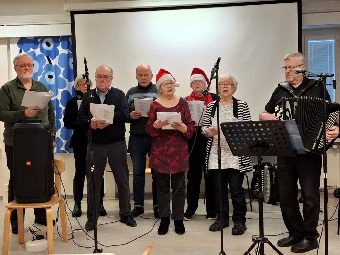 Pörriäiset esitti jouluisia lauluja
