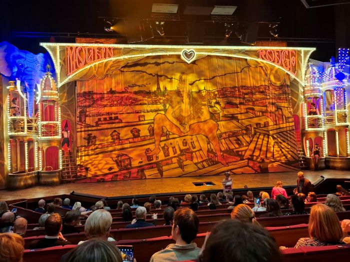 Musikaali esitys alkamassa
