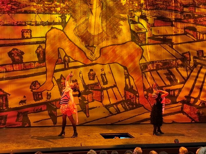 tässä niellään miekkaa
