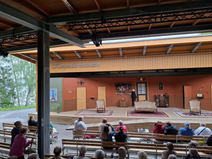 Kangasalan kesäteatterissa esitettiin Ranskalainen pyjama.
