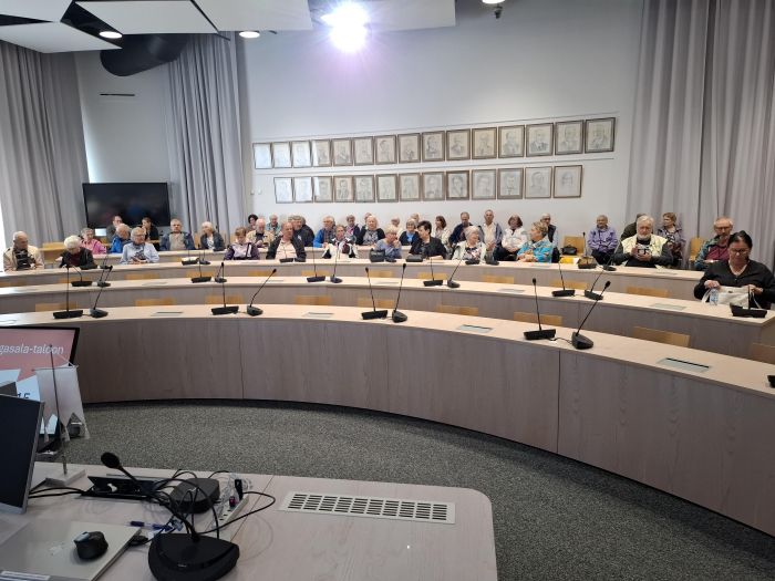 Kangasala talon esittely valtuustosalissa.
