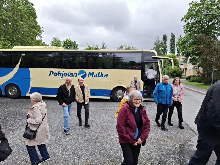 Matkalaiset saapuivat Kangasalan vanhalle kirkolle.
