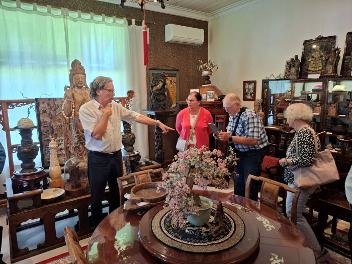 Isäntä Raino Hurme kertoo kartanosta
