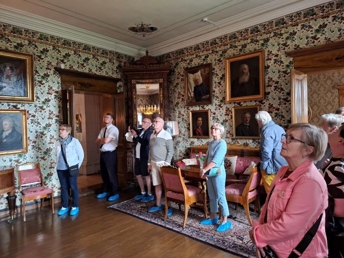 Oppaana on itse kartanon rouva joka kertoo kattavasti kartanon historian.
