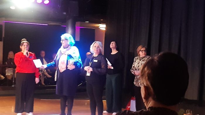 Pohjolan Matkan johtajat jakavat palkintoja 700 eläkeläiselle
