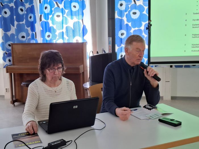 Pauli ja Helena kevätkokouksessa
