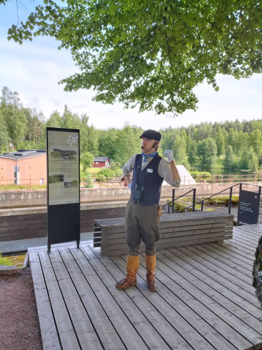 Opas Lauri piti tehdaskierroksen
